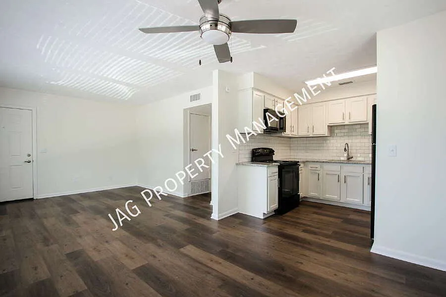"Charming 2-Bed Oasis in Orange Park: Cozy 865 Sq Ft Haven on Berrier Street!" — Photo 3