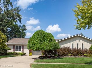 1839 Smallbrook Dr, Troy, MI