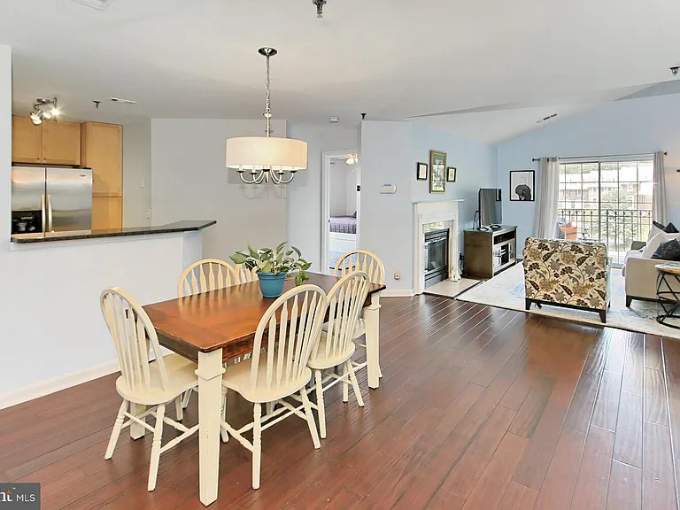 1100 Quaker Hill Dr #401 — Photo 10
