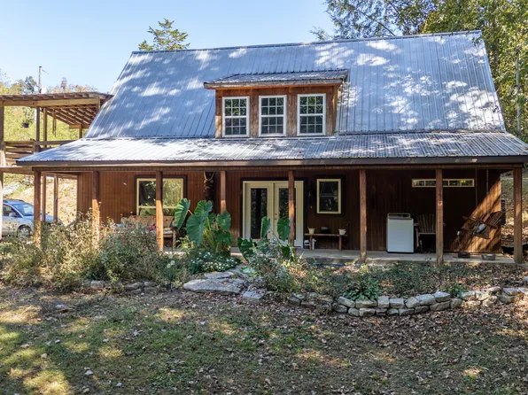 425 Stockard St, Waynesboro, TN 38485