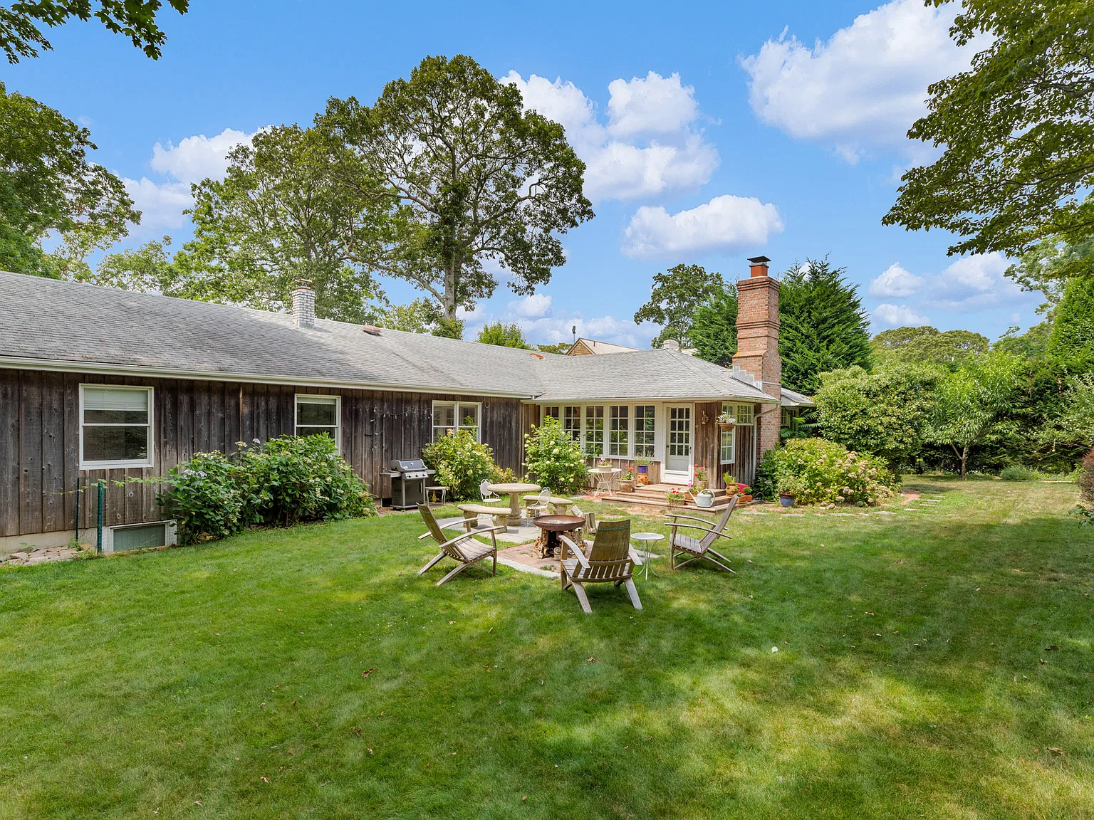 Sag Harbor 3 Bedroom Great Location With Waterviews! — Photo 3