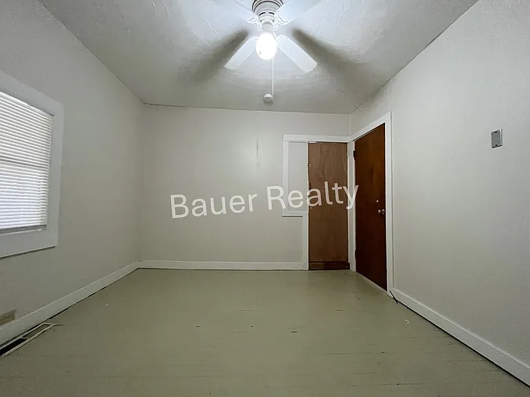 728 W 10th St — Photo 16