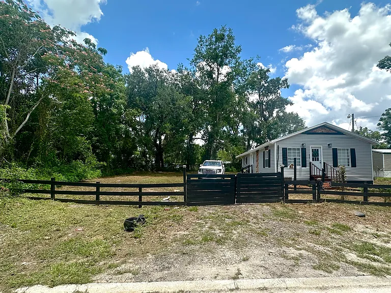 421 SW Lee Ave — Photo 1