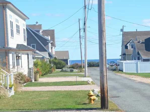 8 Pocono Rd, Narragansett, RI 02882