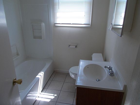 3rd image of 2406 Rose Dr