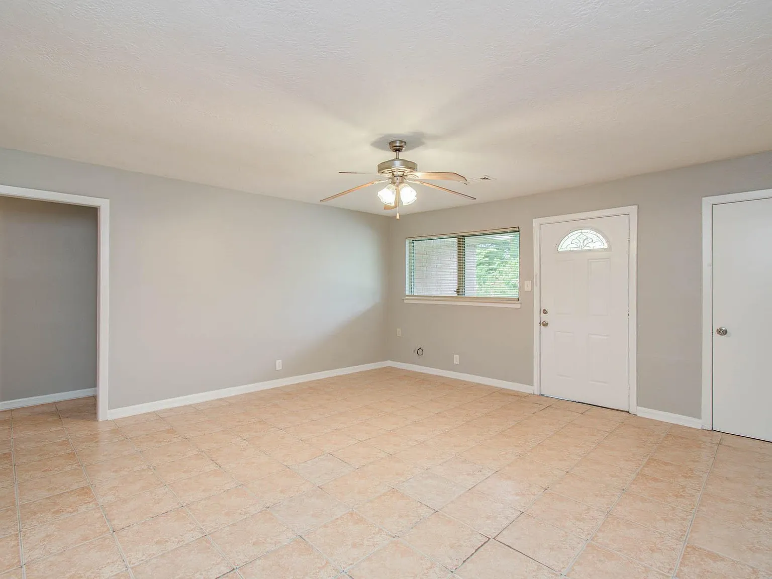 3 bed, 1.0 bath, 1712 sqft, $1,300 — Photo 2