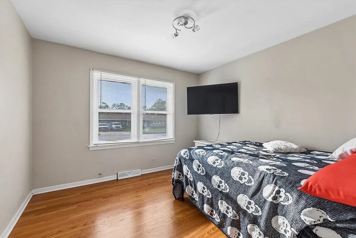 3 bed, 1.5 bath, 2055 sqft, $3,400 — Photo 3