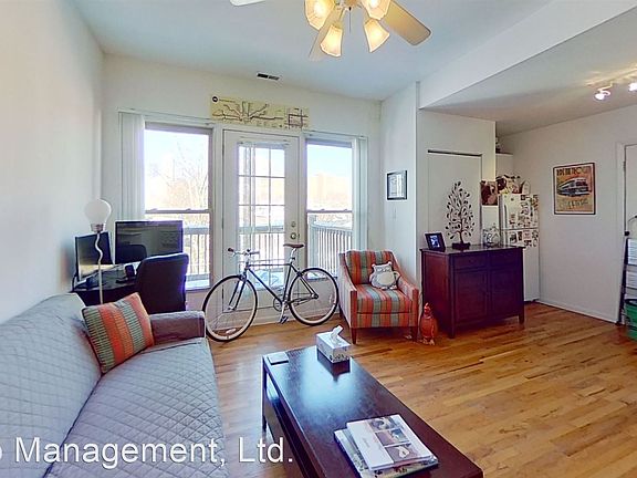2nd image of 900 W Gunnison St #306