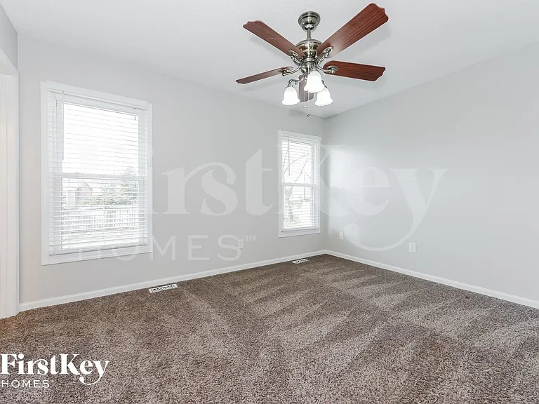 704 York Dr — Photo 9