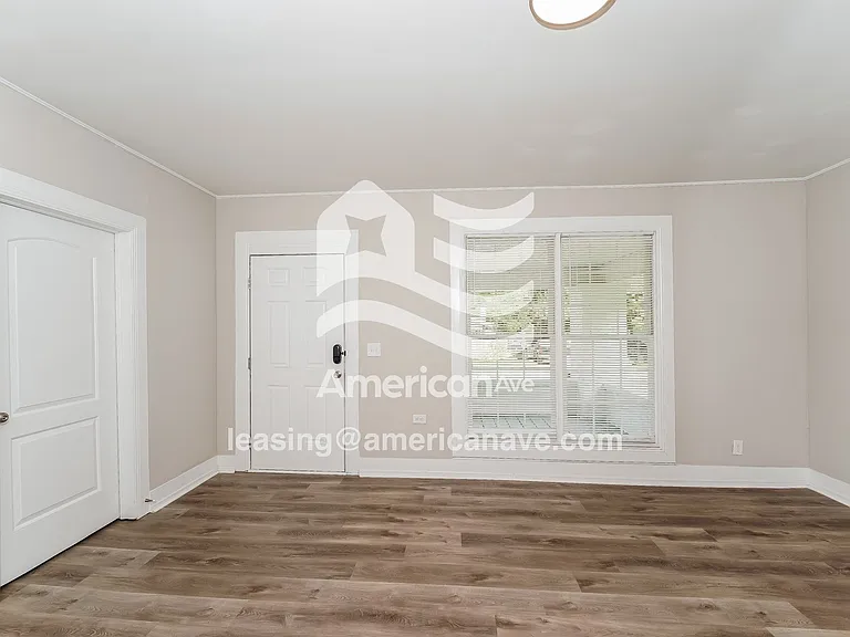 1568925_002_wm_-_living_room_13080477.jpg