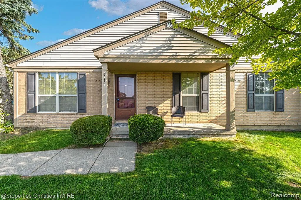 2 bed, 1.0 bath, 956 sqft, $1,750 — Photo 1