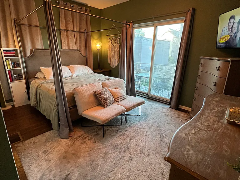 Main Bedroom Suite (Private Bathroom)