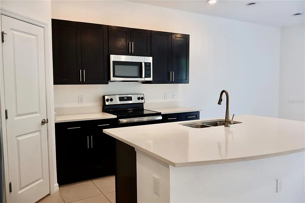 3 bed, 2.5 bath, 1373 sqft, $2,000 — Photo 2