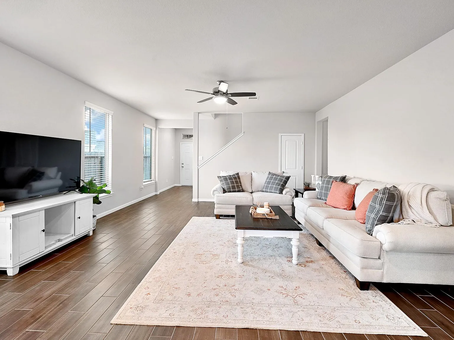 4 bed, 2.5 bath, 2410 sqft, $2,400 — Photo 4