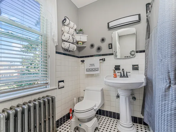 64 Chestnut Avenue image 12 of 27