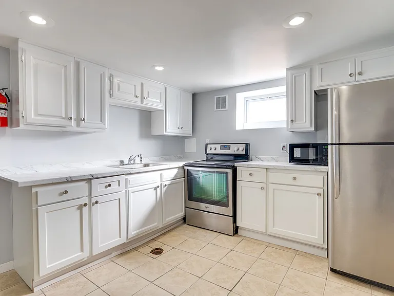 2419 Sheridan St — Photo 8