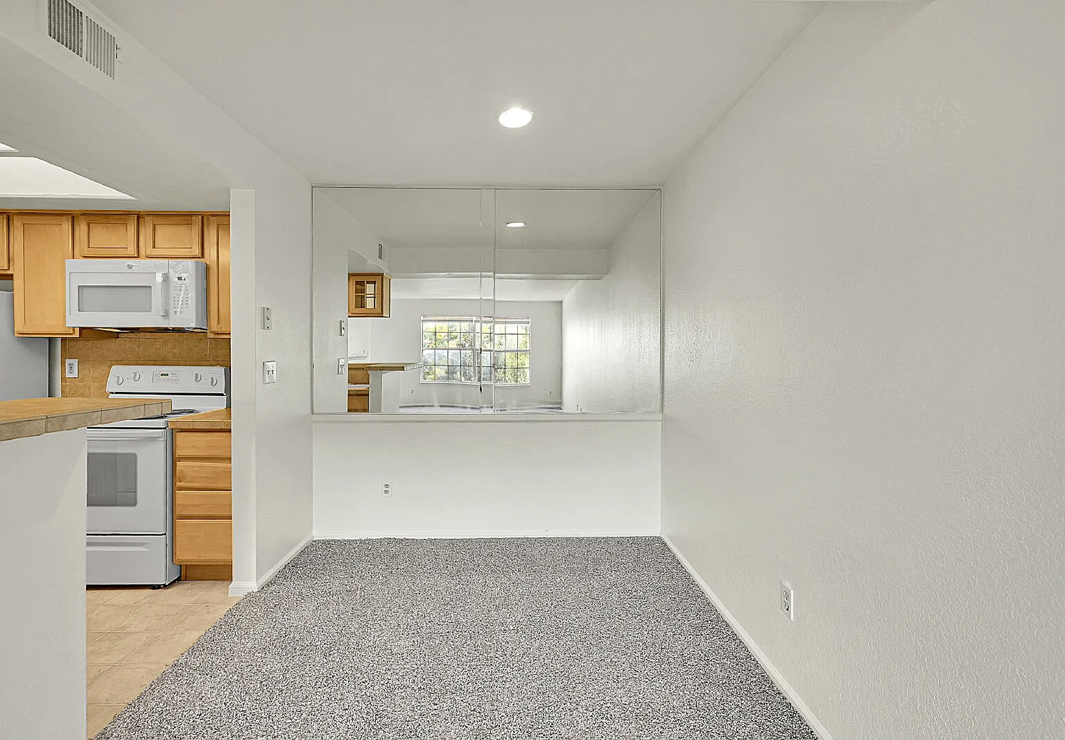 1 bed, 1.0 bath, 700 sqft, $1,596 — Photo 4