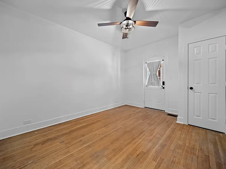 210 E Dobbs St — Photo 24