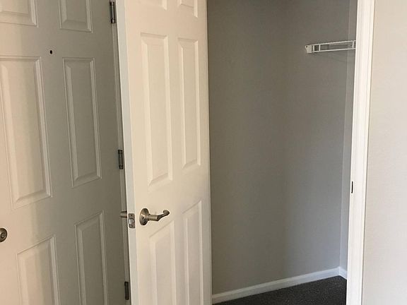 Left-entry way
Right-coat closet