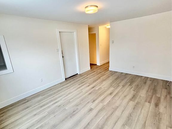4th image of 114 Clarence Ave #B
