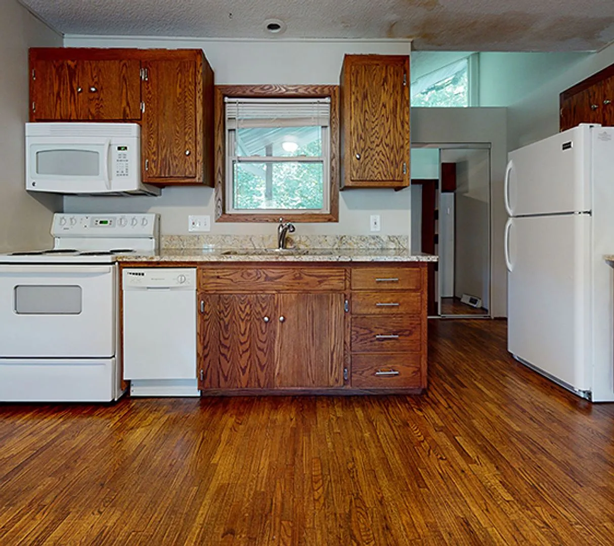 1087 18th Ave SE — Photo 4