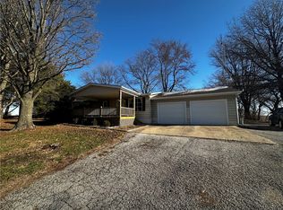 8400 Prairie School Rd, Williamsville, IL 62693