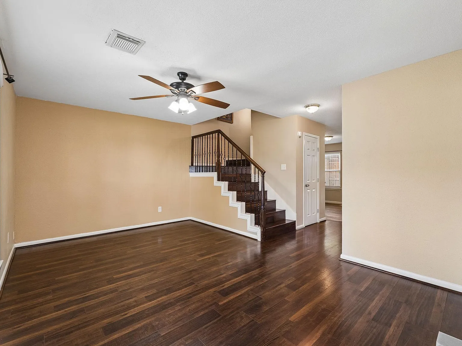 3 bed, 2.5 bath, 1365 sqft, $1,950 — Photo 2