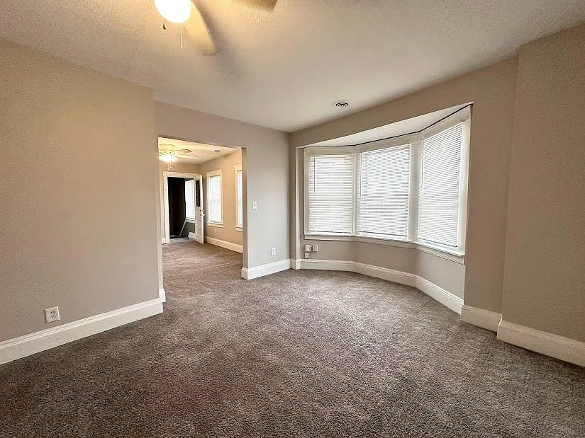 2 bed, 1000 sqft, $1,300 — Photo 3