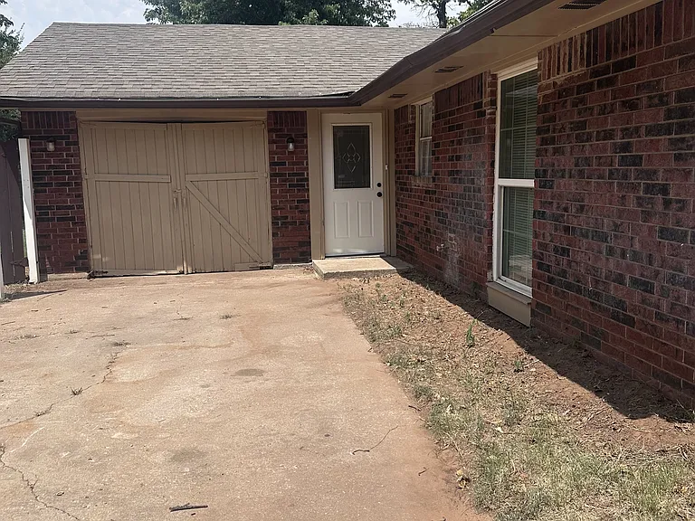 2917 Hickory Ln — Photo 2