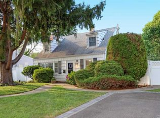 21 Cherrytree Ln, Levittown, NY 11756