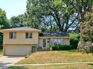 3920 Oakshire Rd, Des Moines, IA 50310