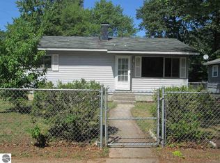 871 Oakdale Dr, Traverse City, MI 49686