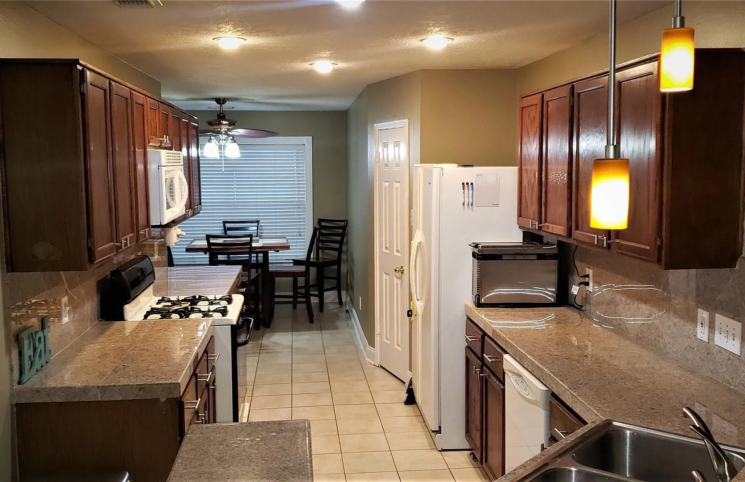 3 bed, 2.0 bath, 1970 sqft, $2,200 — Photo 3