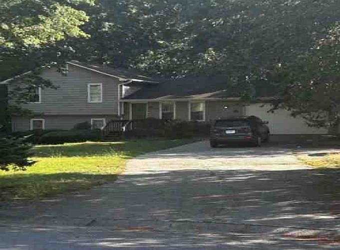1st image of 15 Carmen Ct
