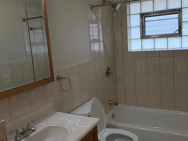8546 W Winnemac Ave — Photo 4