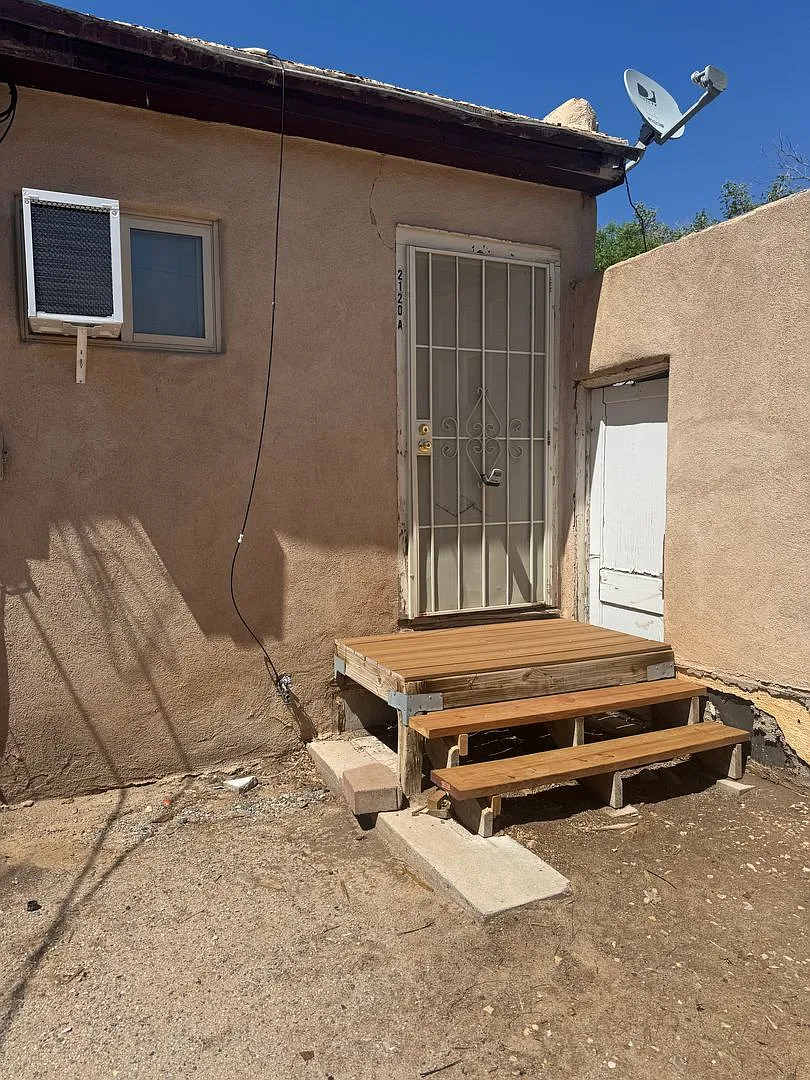 2120 Coal SE — Photo 1