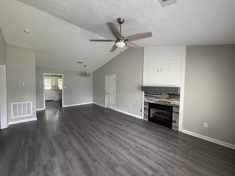 219 Long Creek Dr — Photo 3