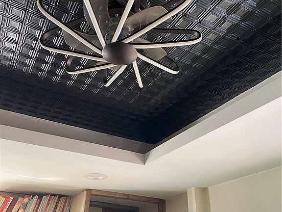 5th image of 609 Glide St