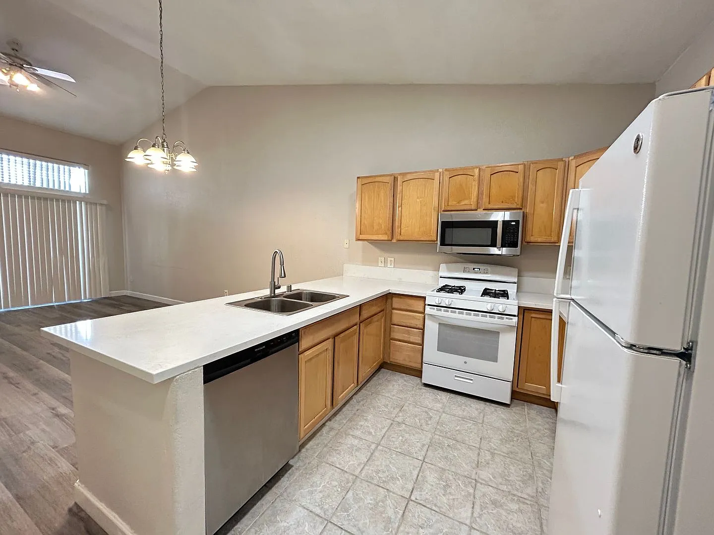 Single Story 3-Bed 2-Bath Townhouse! — Photo 3