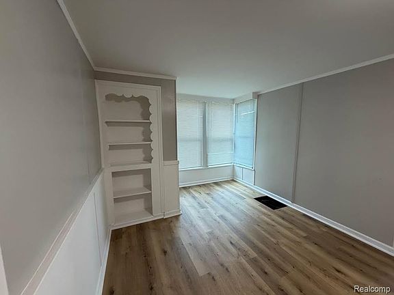 5th image of 721 W 3rd St