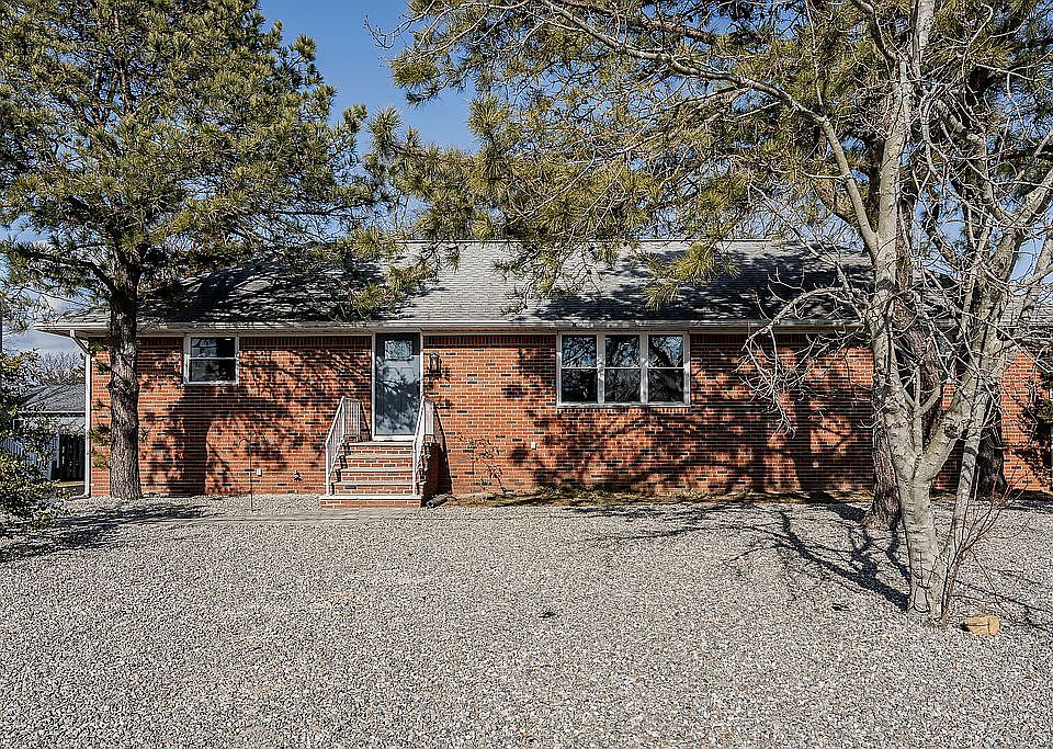 1st image of 208 Walnut Creek Ln