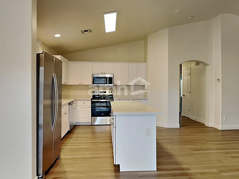 12821 W Myer Ln — Photo 3
