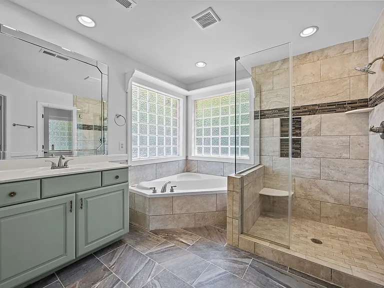 1325 Old Regent Dr — Photo 30
