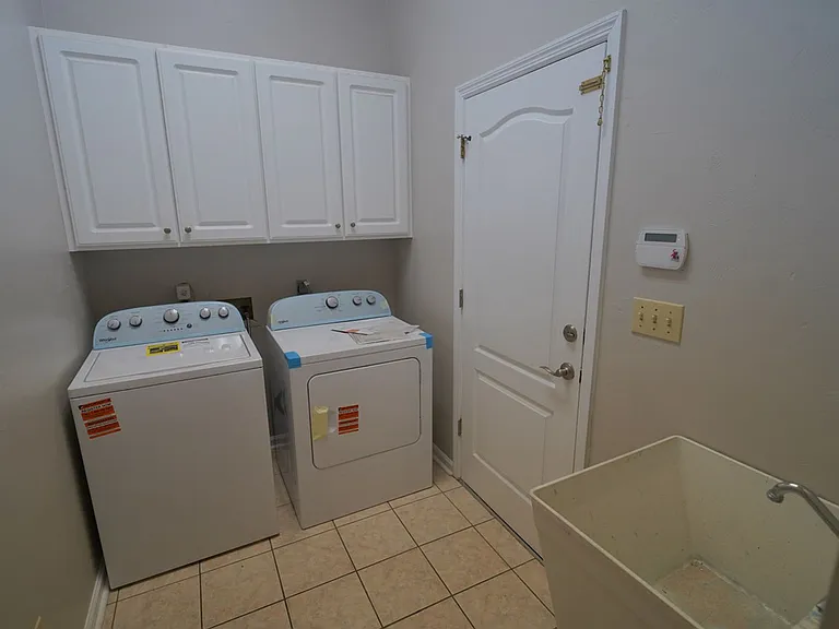1908 Wagon Wheel Cir E — Photo 31