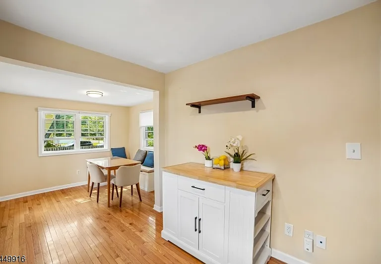 18 Columbia Ave — Photo 8
