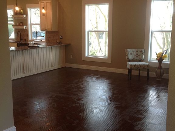 4th image of 415 N La Grange St