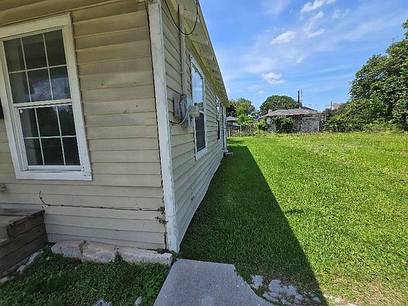 3rd image of 327 De Haven St