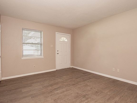4th image of 6207 Sayle St