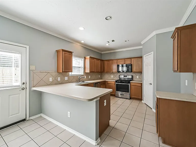 8726 Old Maple Ln — Photo 9