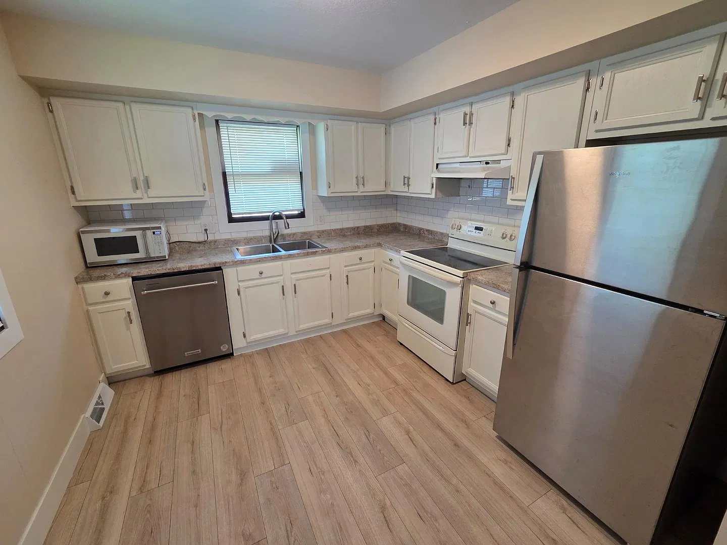 3009 Cambridge St — Photo 2